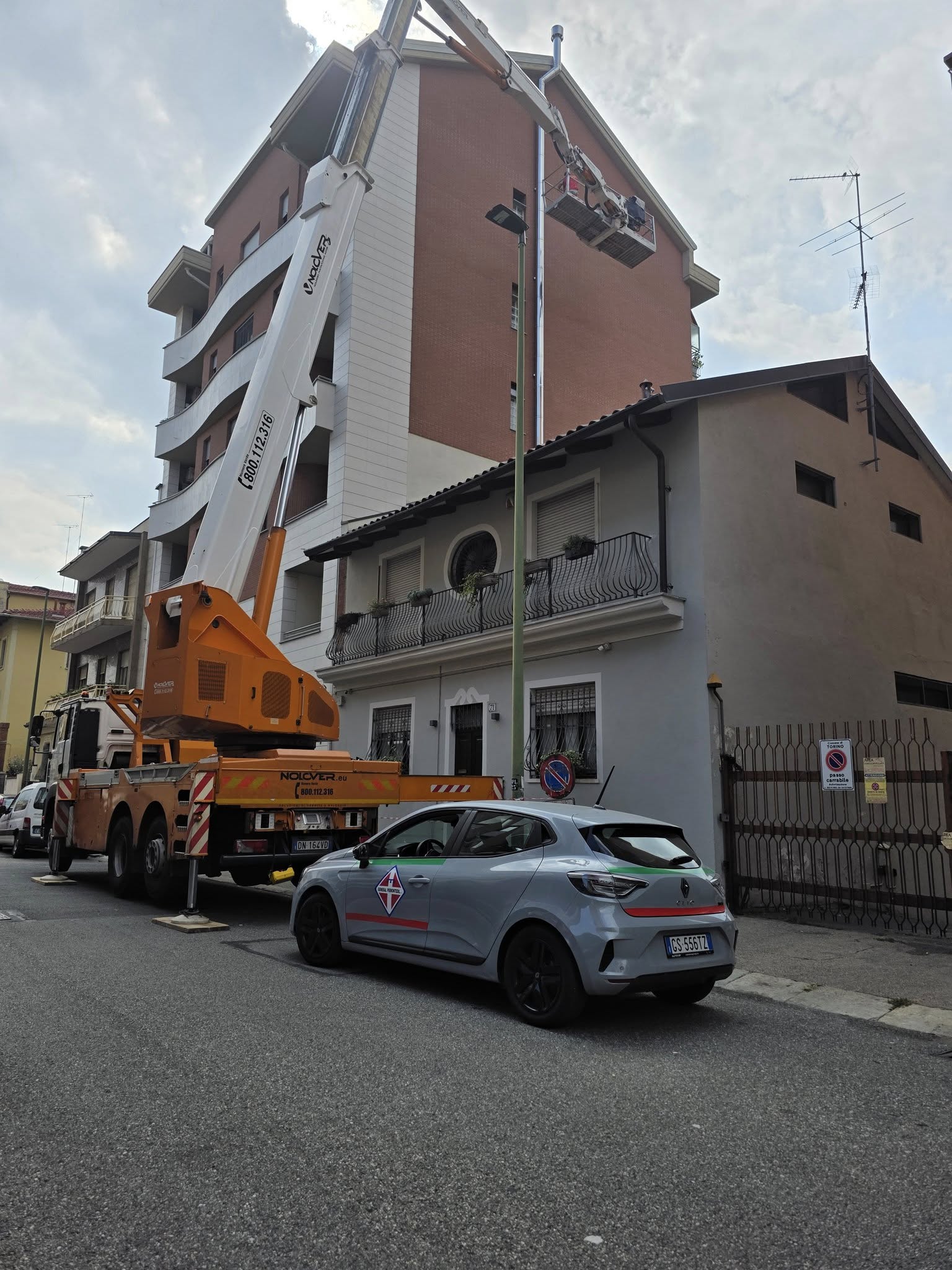 Auto aziendale con gru in cantiere